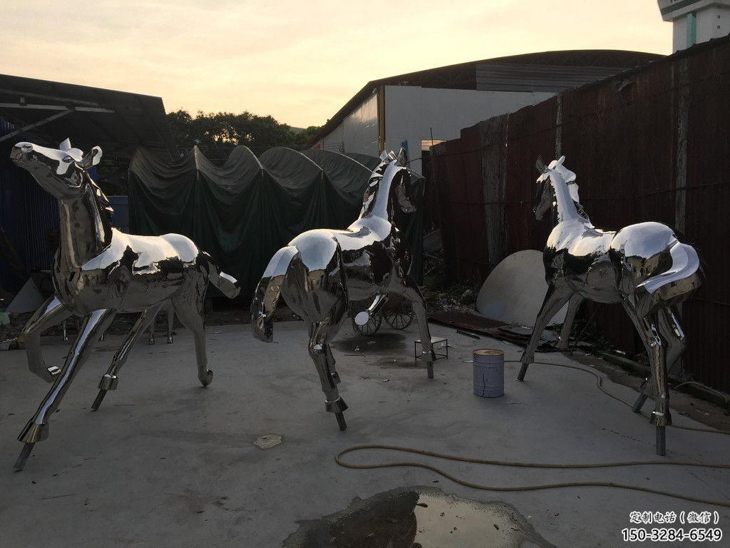 步行街戰(zhàn)馬雕塑,景觀主題,鏡面工藝 步行街戰(zhàn)馬雕塑,景觀主題,鏡面工藝