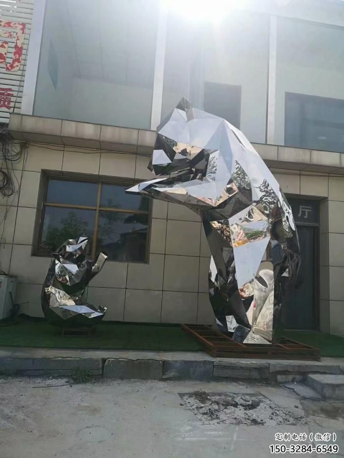 步行街狗熊雕塑,鑄銅農(nóng)耕雕塑,鏤空方式 步行街狗熊雕塑,鑄銅農(nóng)耕雕塑,鏤空方式