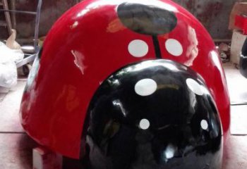 城市瓢蟲雕塑，網(wǎng)格體育雕塑，古銅效果