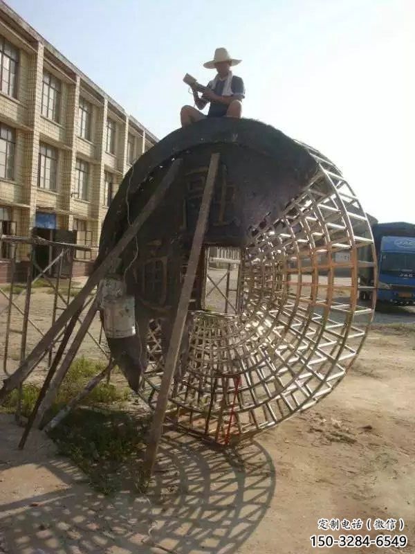 小區(qū)銅錢雕塑,拉絲景觀雕塑,抽象效果 小區(qū)銅錢雕塑,拉絲景觀雕塑,抽象效果