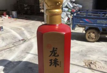 街道酒瓶雕塑，鍛造景觀雕塑，彩繪效果