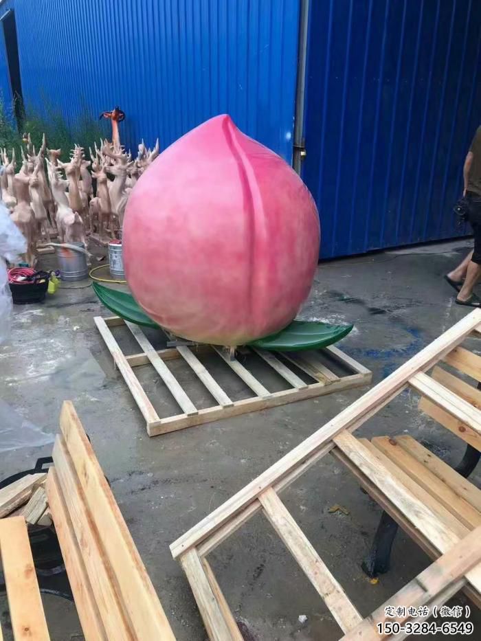 大型桃子雕塑 步行街水果雕塑 仿真擺件