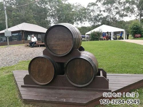 街道酒壇子雕塑 現(xiàn)代酒文化雕塑 彩繪酒壇雕塑