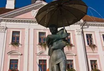 戶外雨傘雕塑 噴漆撐傘雕塑 燈光民俗雕塑