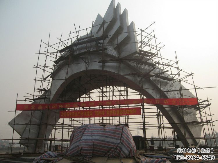 大門雕塑安裝，不銹鋼大門雕塑制作現(xiàn)場