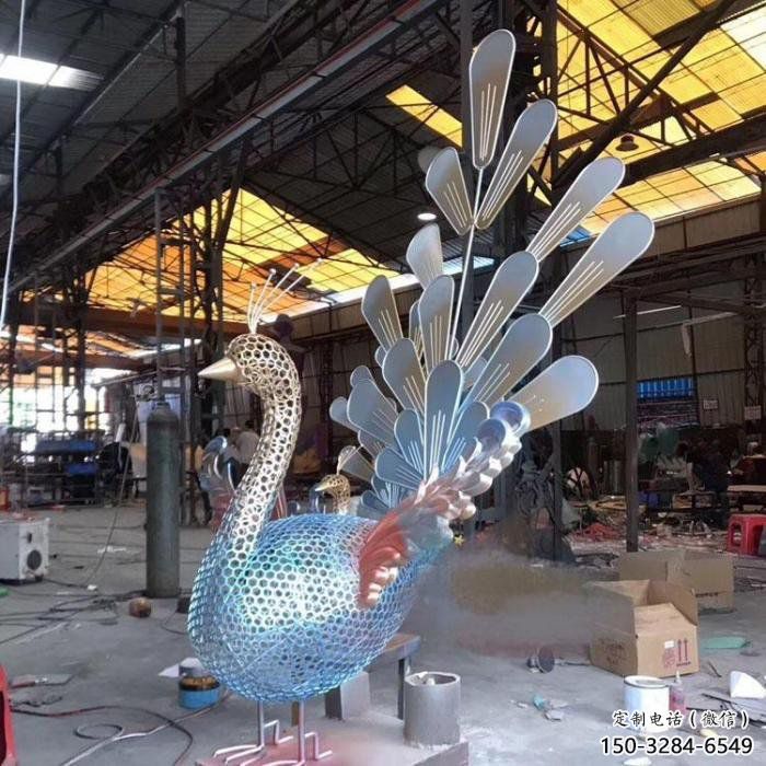 孔雀雕塑廠家，小區擺件，不銹鋼鏤空孔雀雕塑制造商