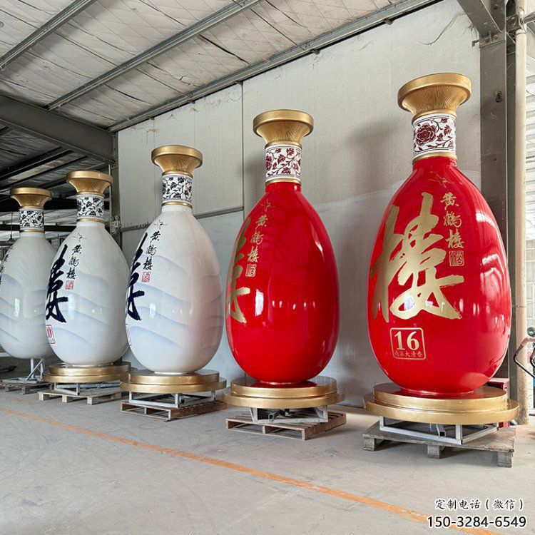 洋酒瓶雕塑預定，小區擺件，玻璃鋼洋酒瓶雕塑廠家
