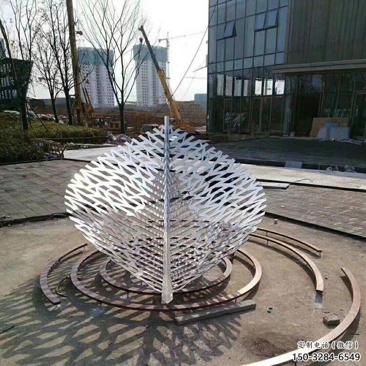 鏤空樹葉雕塑選用，陸地擺件，鐵藝樹葉雕塑加工廠家