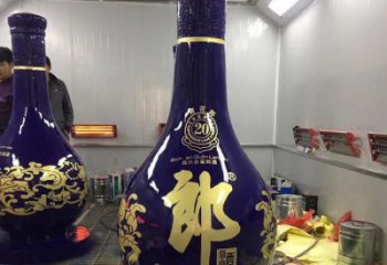 洋酒瓶雕塑選用，多彩藝術(shù)，玻璃鋼洋酒瓶雕塑展品