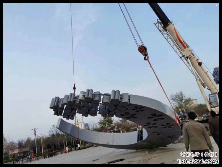 步行街月牙雕塑 步行街月牙雕塑