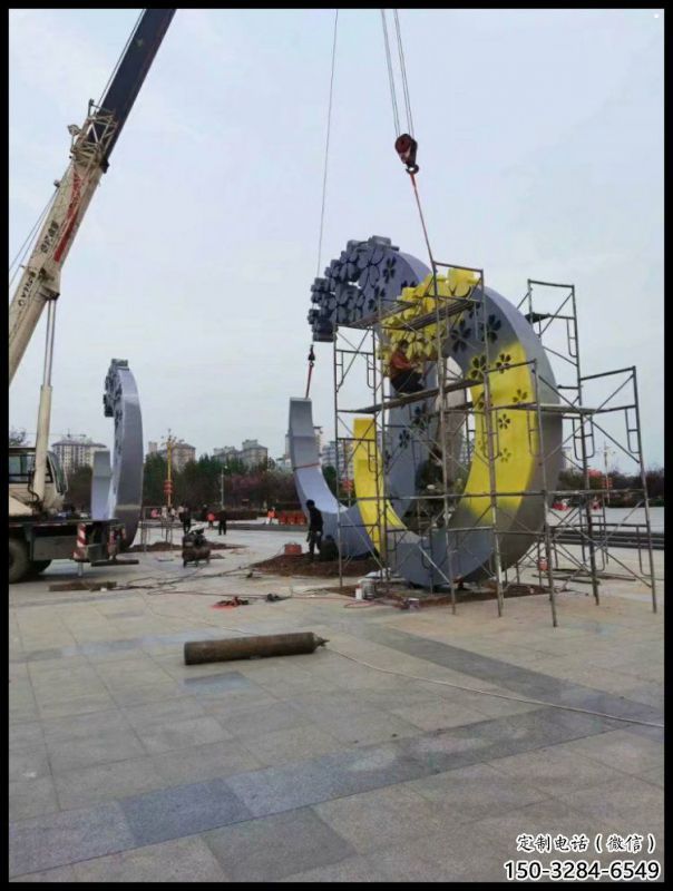 村口月牙雕塑 村口月牙雕塑