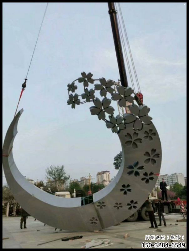 街頭月牙雕塑 街頭月牙雕塑