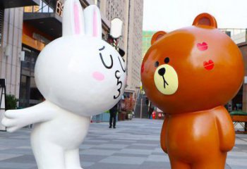 藁城步行街布朗熊雕塑，玻璃鋼動(dòng)物雕塑，卡通方式