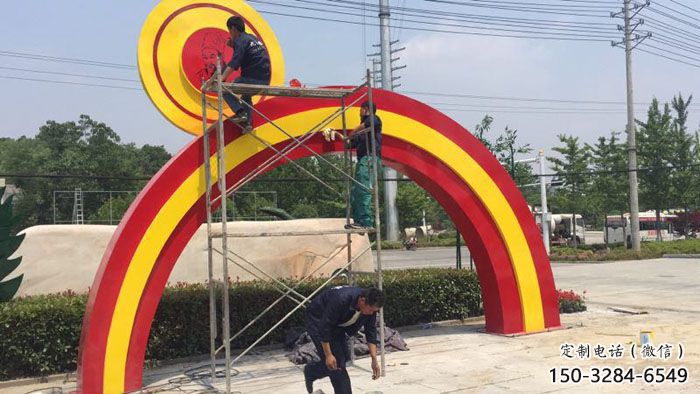 朝陽烤漆拱門雕塑，彩虹圖案設(shè)計，不銹鋼大門雕塑實景