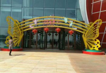 鄂爾多斯蝴蝶拱門雕塑,鏤空烤漆效果,不銹鋼小區(qū)標(biāo)識(shí)雕塑