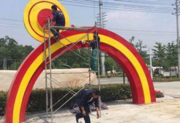 涇源烤漆拱門雕塑,彩虹圖案設(shè)計(jì),不銹鋼大門雕塑實(shí)景